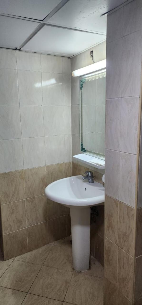 Sharing Motel Rooms Abou Dabi Extérieur photo